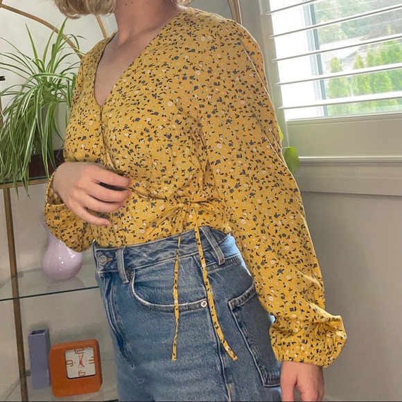 NWT Levi’s Floral Yellow Wrap Blouse - Small - Picture 3 of 9